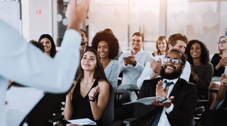 personas-orador-y-aplausos-en-el-taller-en-la-oficina-para-capacitación-apoyo-a-la-conferencia_waifu2x_photo_noise1_scale